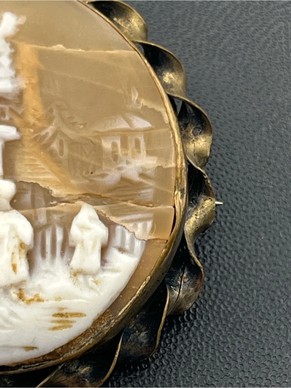 Victorian round carved shell Cameo landscape cottage gold tone brooch pin
